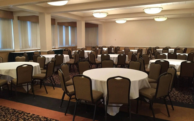 Airport Plaza Inn & Conference Center