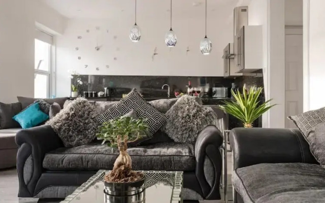 Sandybanks - Stylish apartment on Torquay promenade