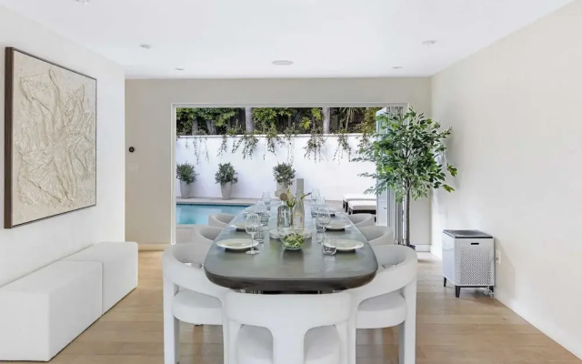 Luxury Hollywood Hills Home With Pool, Outdoor Dining & Iconic Views Skyline Chalet