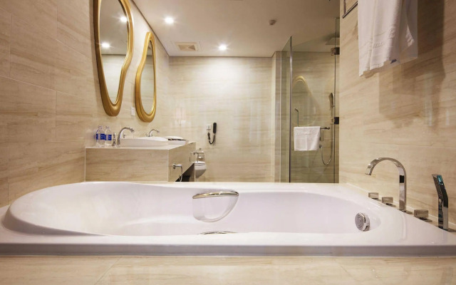 Diamond Bay Condotel