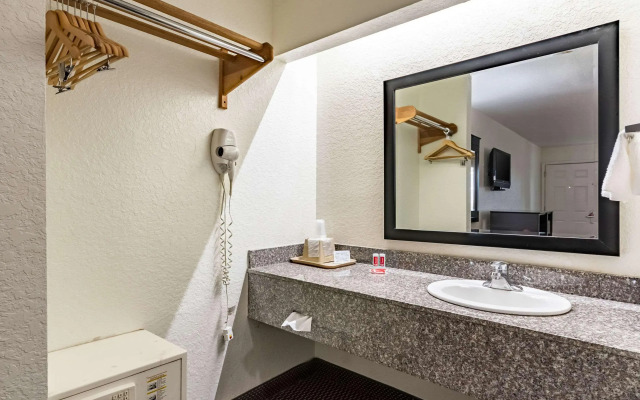 Econo Lodge Near Lackland Air Force Base-SeaWorld