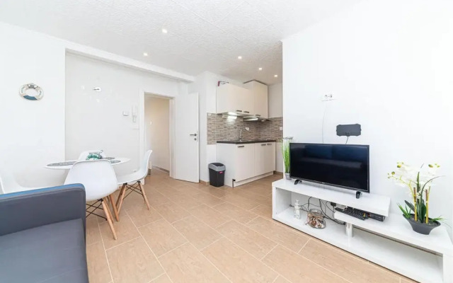 Amazing Apartment in Kastel Luksic With 1 Bedrooms and Wifi