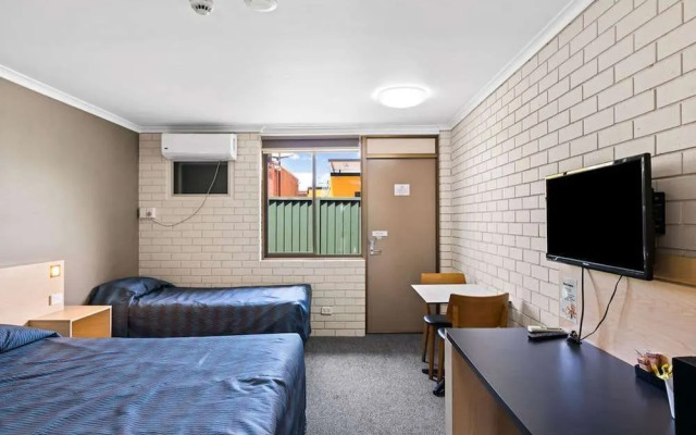Morayfield Tavern & Motel