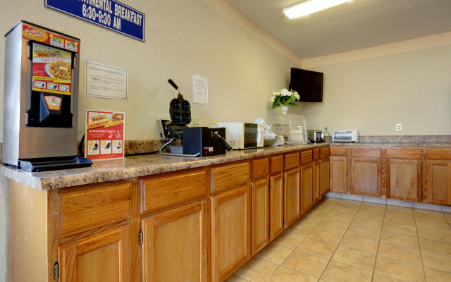 Americas Best Value Inn & Suites Macon at Eisenhower Pkwy
