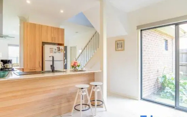Modern Home in Central Oakleigh East