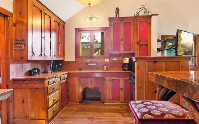 Whispering Pines Walk to Bear Mountain!