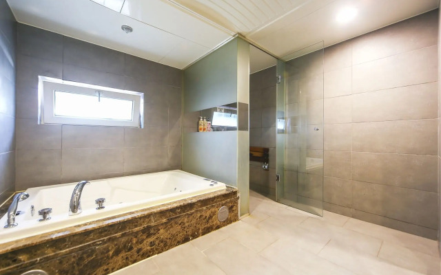 Friendly DH Naissance Hotel by Mindrum Group