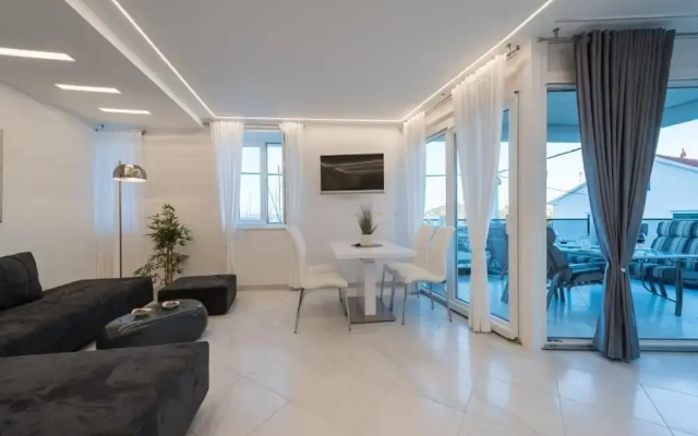 Good Life Deluxe Seafront Apartment