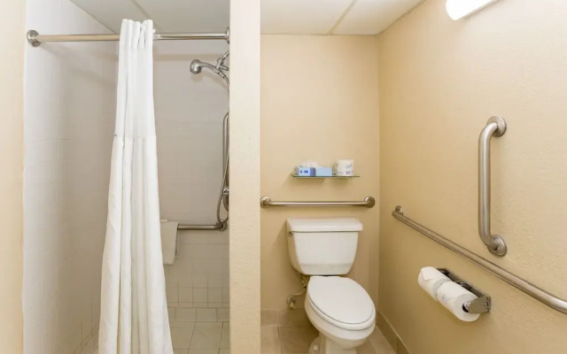 Ramada Plymouth Hotel And Conference Center