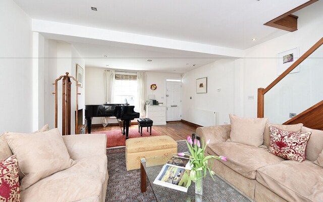Stylish 2BR Home in Notting Hill