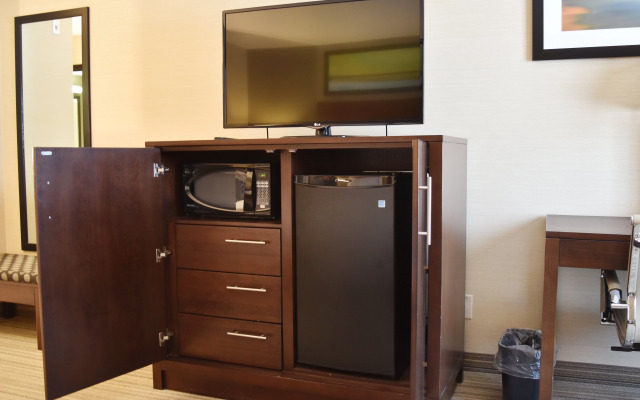 Holiday Inn Express Golden-Kicking Horse by IHG