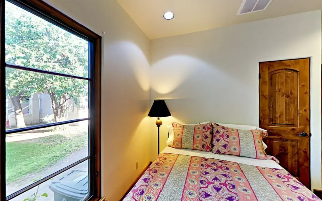 Charming 3BR w/ Balcony & Fire Pit