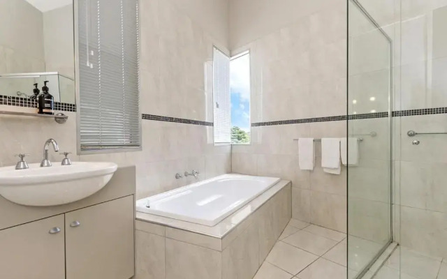 Shemara - Idyllic East Beach property with multiple living areas