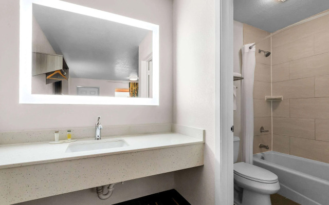 Super 8 by Wyndham Pleasanton