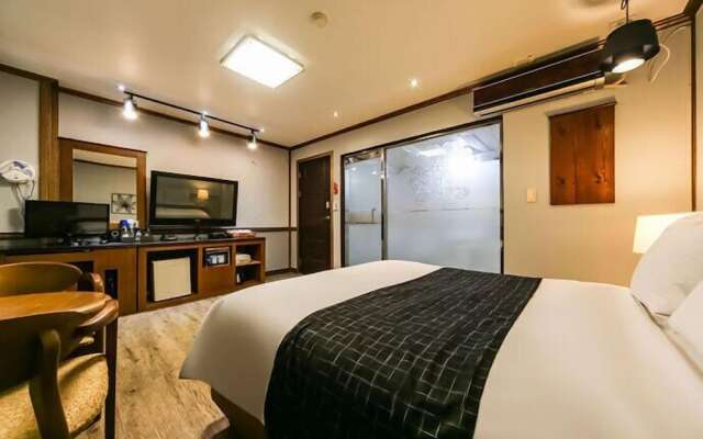 Sharp Hotel