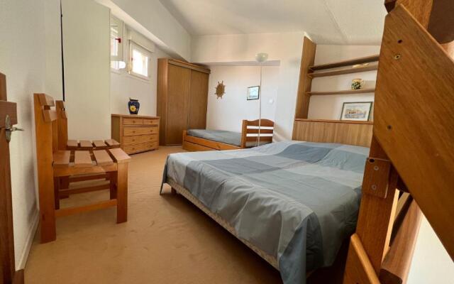 5 personnes les pieds dans l'eau à Santa-Cruz