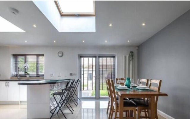 Large 6 Bedroom House With Parking