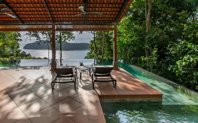 Ambong Pool Villas - Private Pool