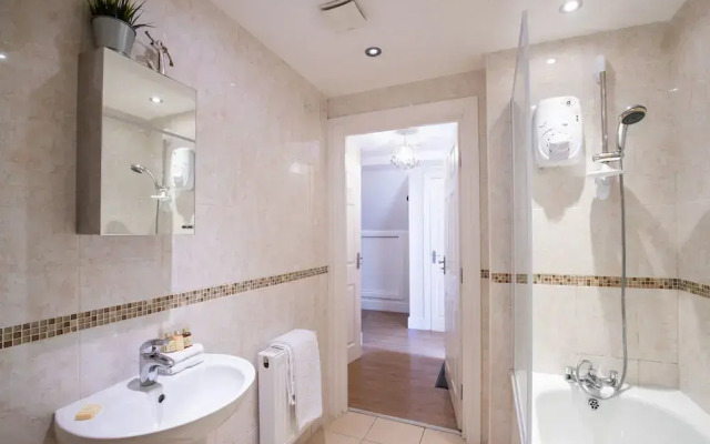 Velvet 2-bedroom Apartment Clock House - Hoddesdon