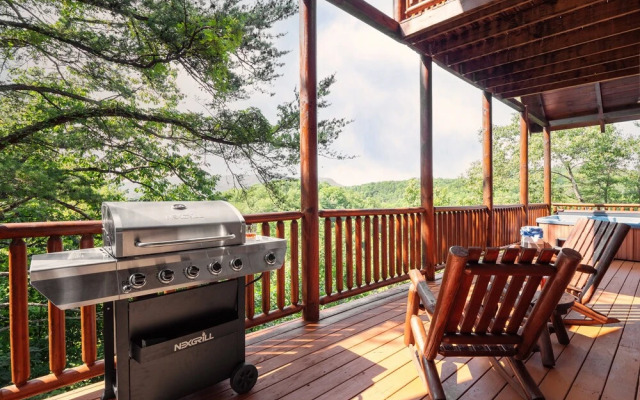 Cades Cove by Avantstay Treetop Haven in Smokey Mountains w/ Hot Tub, Game Room & Home Theatre