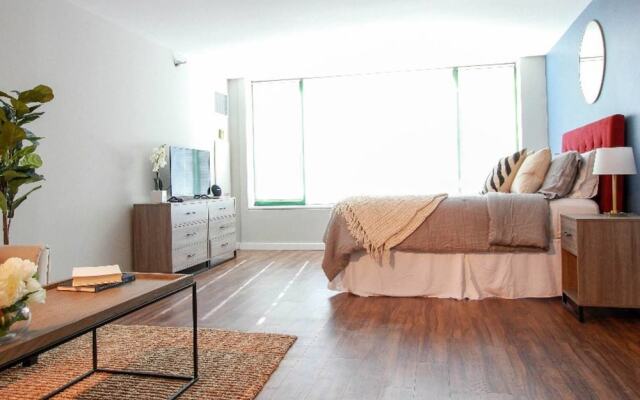 The Gulfstream - Vibrant Studio Heart of Downtown