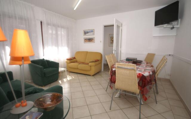 Snug Holiday Home with Fenced Garden, Garden Furniture, BBQ