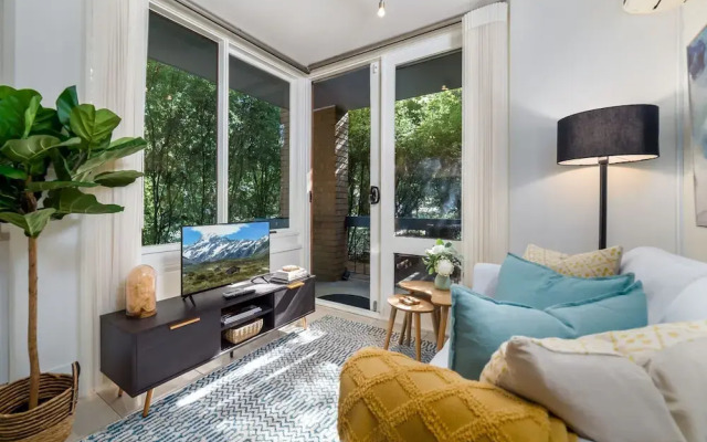 Cosy and Convenient Leafy Apartment