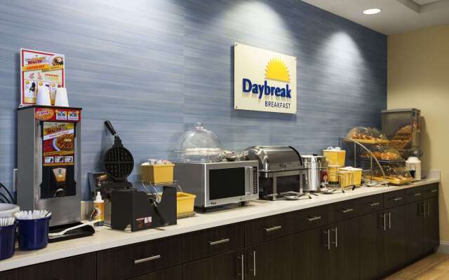 Days Inn & Suites by Wyndham Altoona