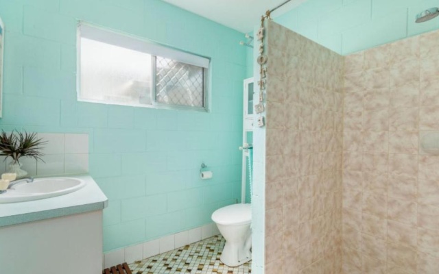 Charm and Comfort in this Ground floor unit with water views! Welsby Pde, Bongaree – Bathroom – Bongaree