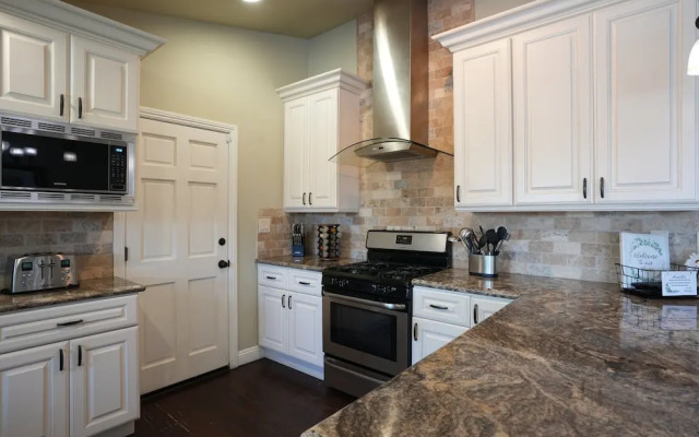 Sweet 4 bedroom, 3 bath plus Loft Bedroom, Pool Home