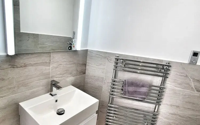 Urbane Spacious Executive Apartment
