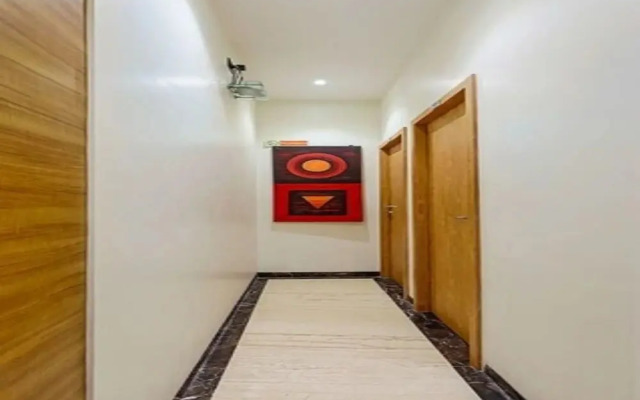 OYO 424 Hotel Apple Suites