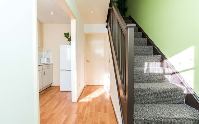 NEW 2BD Garden Flat Quick Access to Central London