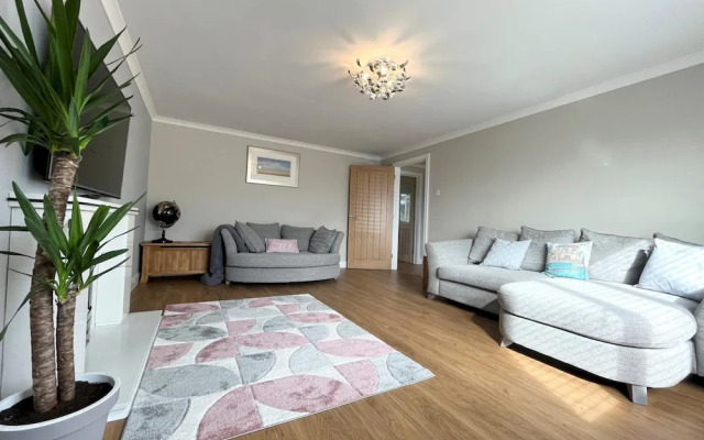 Gorgeous Spacious Bungalow Serene Garden Parking