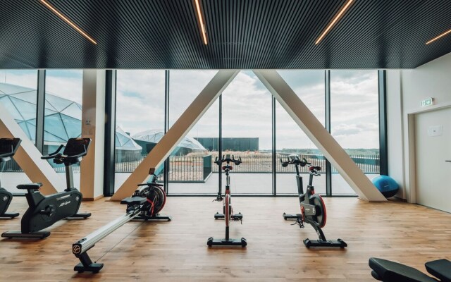 Stylish Luxurious Apt w Pool & Gym ID214