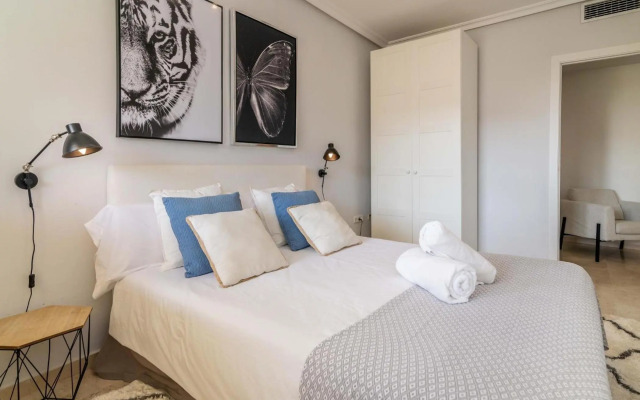 Puente Romano Modern flat, Best location in town