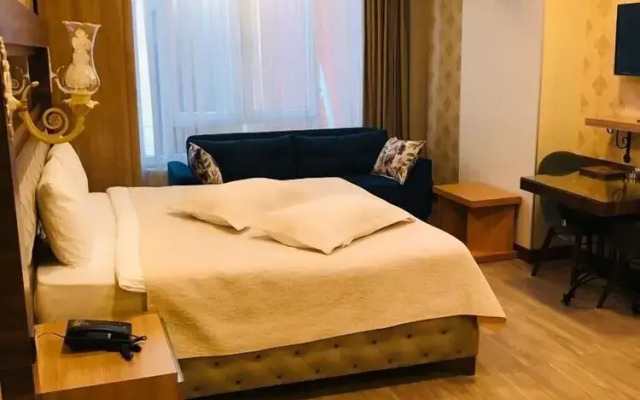 10 Numara Gold Suit Otel