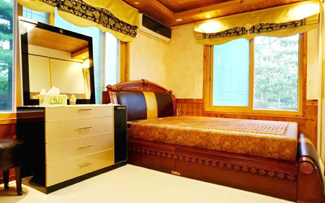 Anmyeondo Pinetree Villa Pension