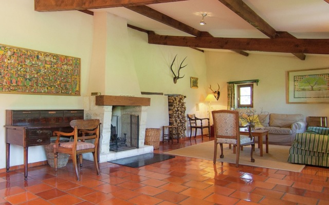 Exquisite Holiday Home in Issac With Swimming Pool