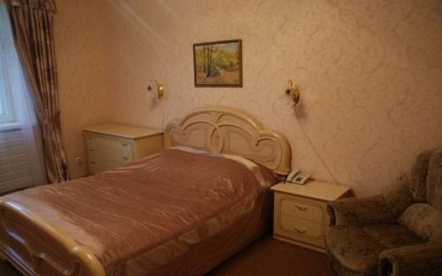 Mikos, Otel'