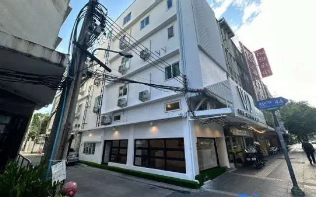 The White Den Sukhumvit 44