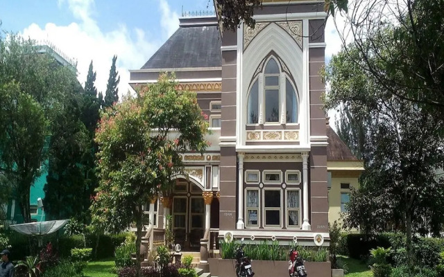 Villa Kota Bunga Azalea