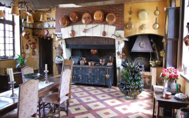 Pavillion du Chateau de Saint Augustin