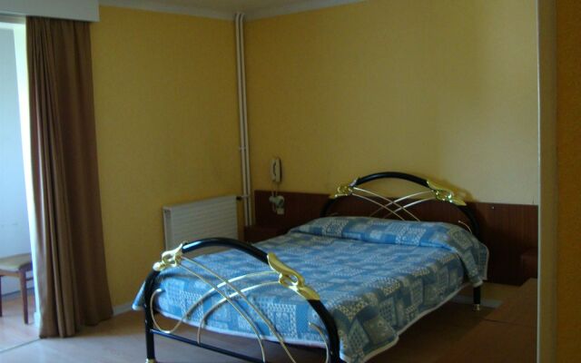 Auberge Du Pont Canal