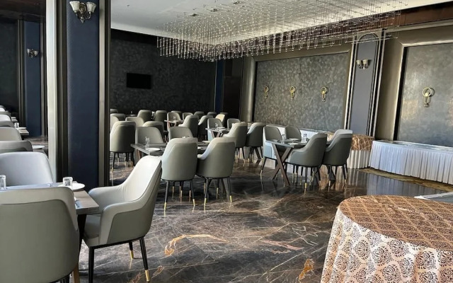 Classic Sapphire Ananta Bundi