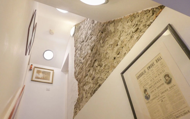 2 Primitive Mews