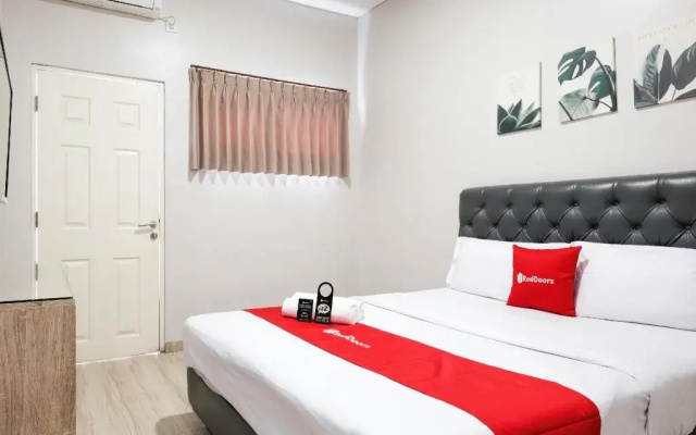 RedDoorz near Ciputra Golf Surabaya