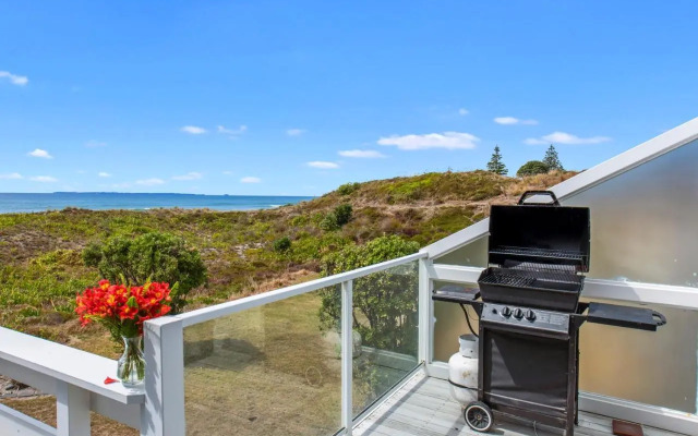 Oceanside Bach - Mount Maunganui Holiday Home