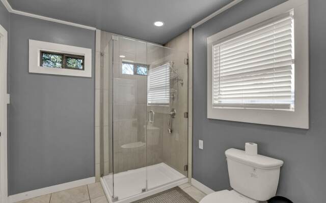 Stunning Home With Hot Tub Sauna and Grill!