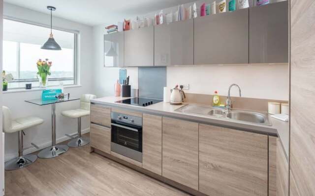 Modern 2bed apt Sleeps 6 W/balcony in Canning Town